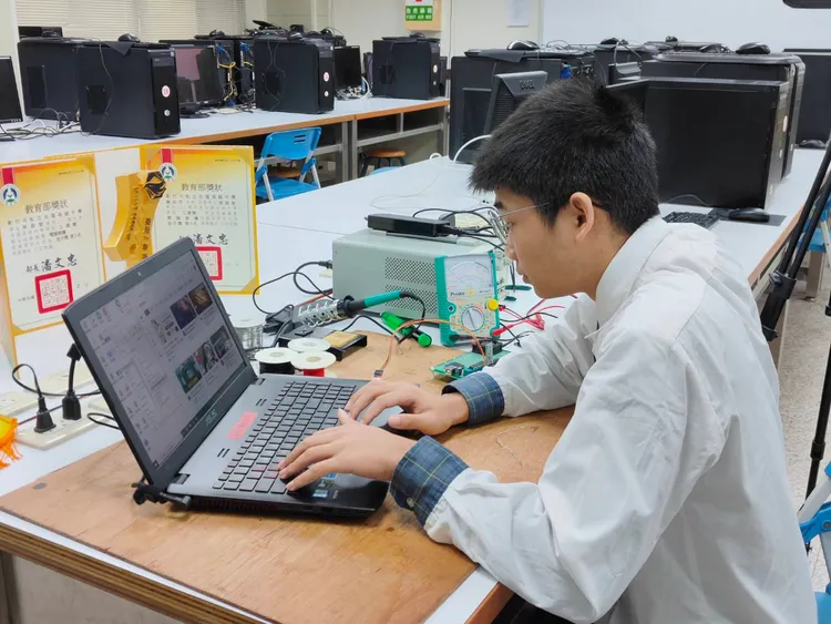 梁啓聖有上網路蒐集資料與自學習慣，在訓練過程中，除了完成指導老師所指定的項目外，也會提出自己的想法與指導老師討論。光復高中提供