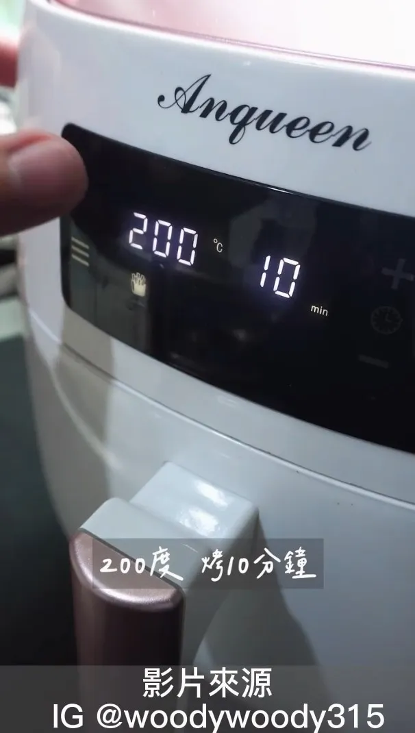 氣炸鍋烤馬鈴薯,先設定200度烤10分鐘後,打開氣炸鍋再翻烤10分鐘。IG @woodywoody315 提供