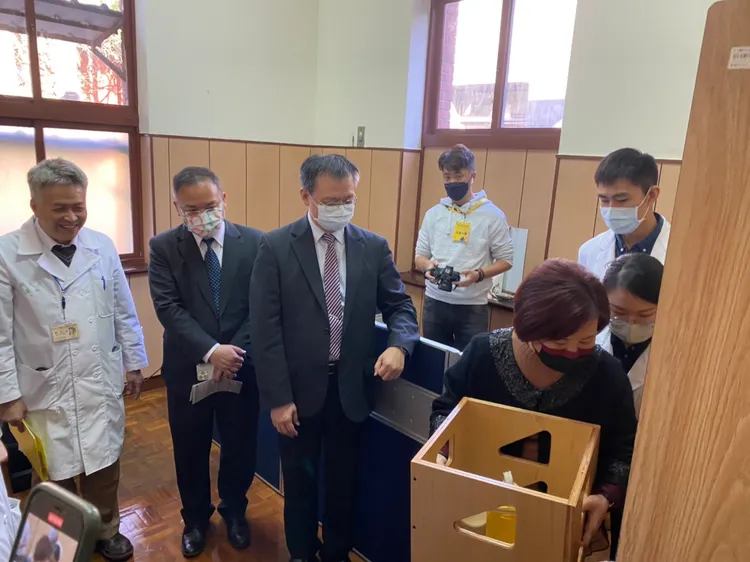 許銘春在嘗試復健的過程。張曜麟攝