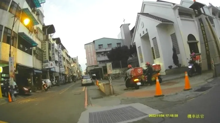 還有一群外送員停等在行人專用的人行道上。讀者提供