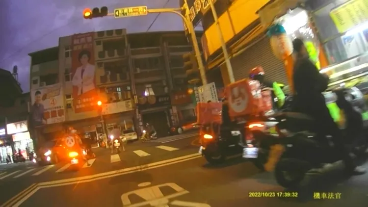 有時候連道路上機車停等區也被當作車位停車。讀者提供