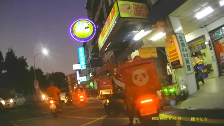 外送員為了取餐，違規佔用禁止停車的黃色網線。讀者提供