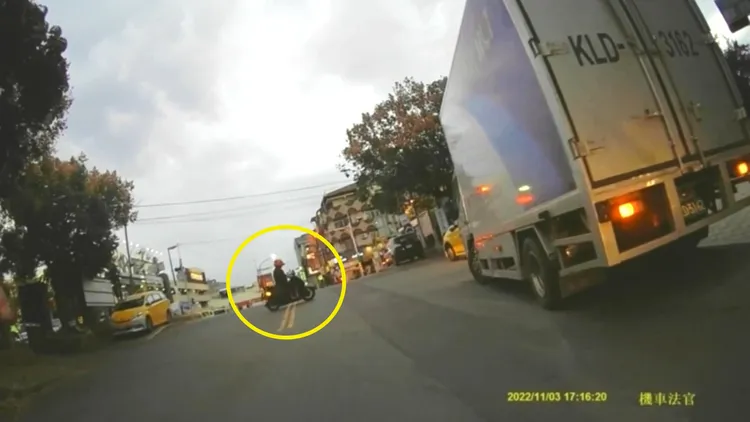 外送員違規跨越雙黃線（黃圈處）。讀者提供