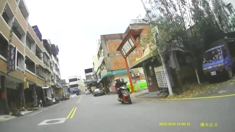 畫面中外送員不明原因逆向行駛。讀者提供