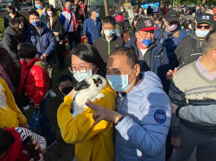 因應兔年即將到來，社團法人台灣愛兔協會及台灣流浪兔保護協會設攤，宣導飼養基礎知識及生命教育。新北市府提供