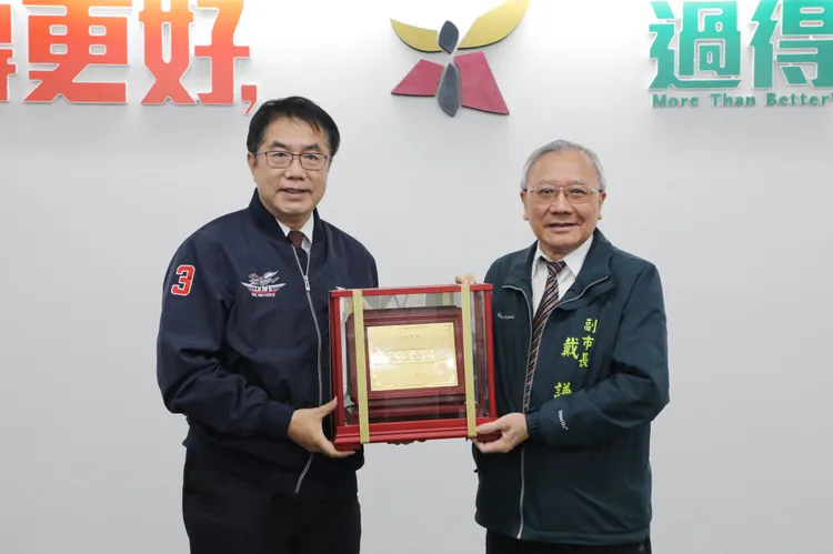 黃偉哲感謝戴謙這段時間悉心督導各局處業務。市府提供