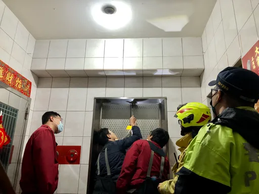 女住戶受困電梯內 警消門撬不開!鄰居用這招神救援成功