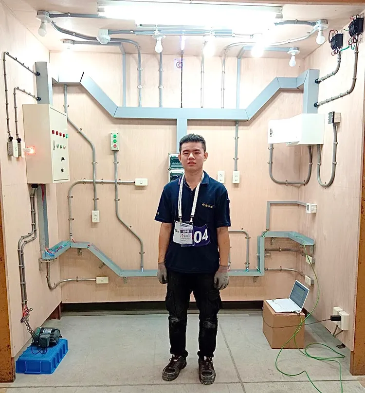 蕭聖儒奪2022國際技能競賽「電氣裝配」職類金牌，與獲頒國家最優秀選手獎牌。高市教育局提供