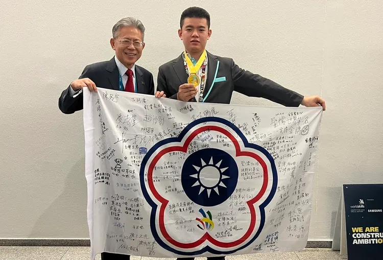 蕭聖儒與勞動部常務次長國際技能組織(WSI)常務理事林三貴次長合影。高雄高工提供