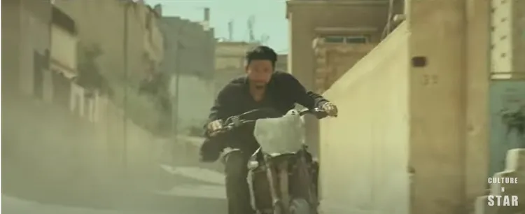 玄彬在《玩命交涉》騎重機。