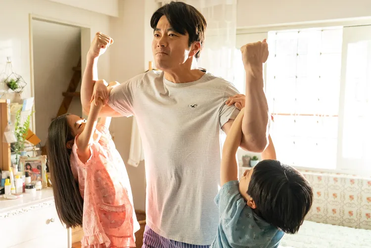 權相佑在本作中一夜之間突然有了兩個小孩。車庫娛樂