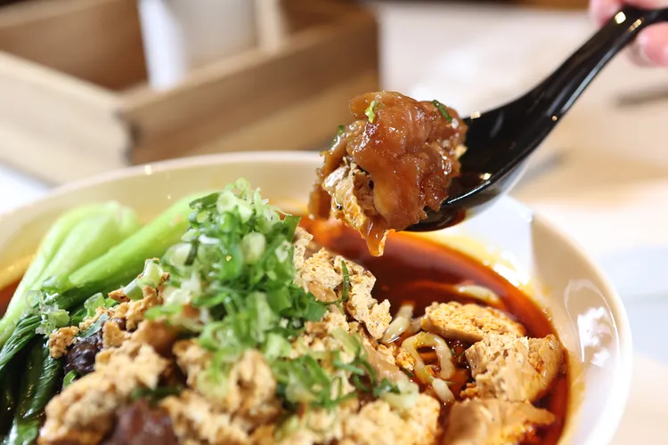 牛肉麵裡牛肉與牛筋刻意切得豪爽大塊，尤其Q嫩似軟糖的牛筋，令人一試難忘。翁玉信攝