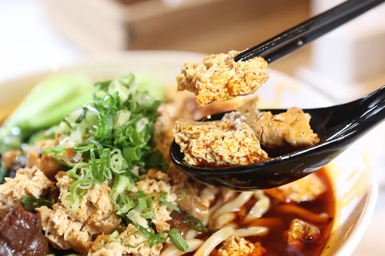 滷製完的豆腐刻意壓成細碎狀才擺入碗中，因為豐富孔洞會吸足湯汁，吃起來柔嫩夠味。翁玉信攝