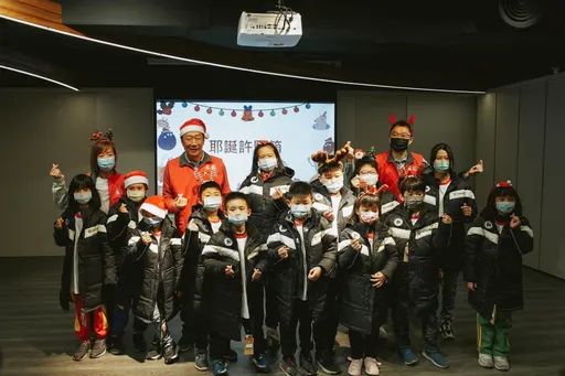 郭台銘聖誕節悄悄現身 當暖心聖誕老人送千件羽絨外套