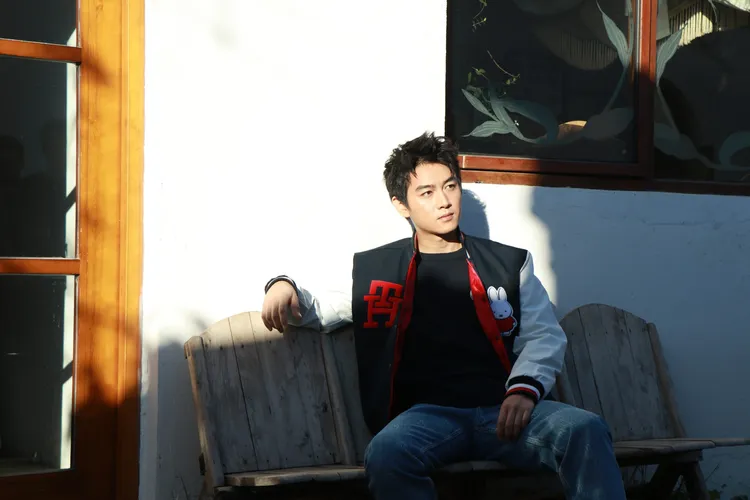 不讓帥兒專美於前，陳曉日前也穿上美國時尚品牌TOMMY HILFIGER與經典卡通人物Miffy兔的聯名服飾，大展赤子之心。翻攝陳曉工作室微博