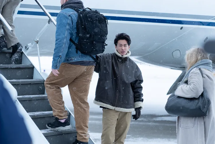 佐藤健（中）最後到冰島的航空公司開飛機。Netflix提供