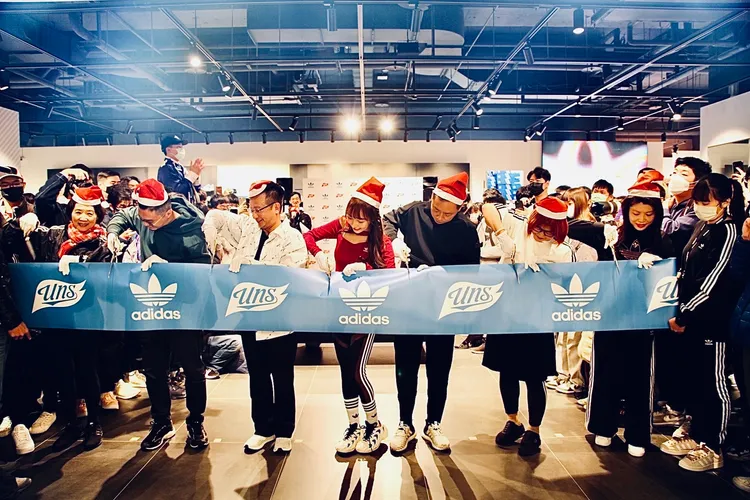 林襄為運動品牌剪綵。優尼聖提供