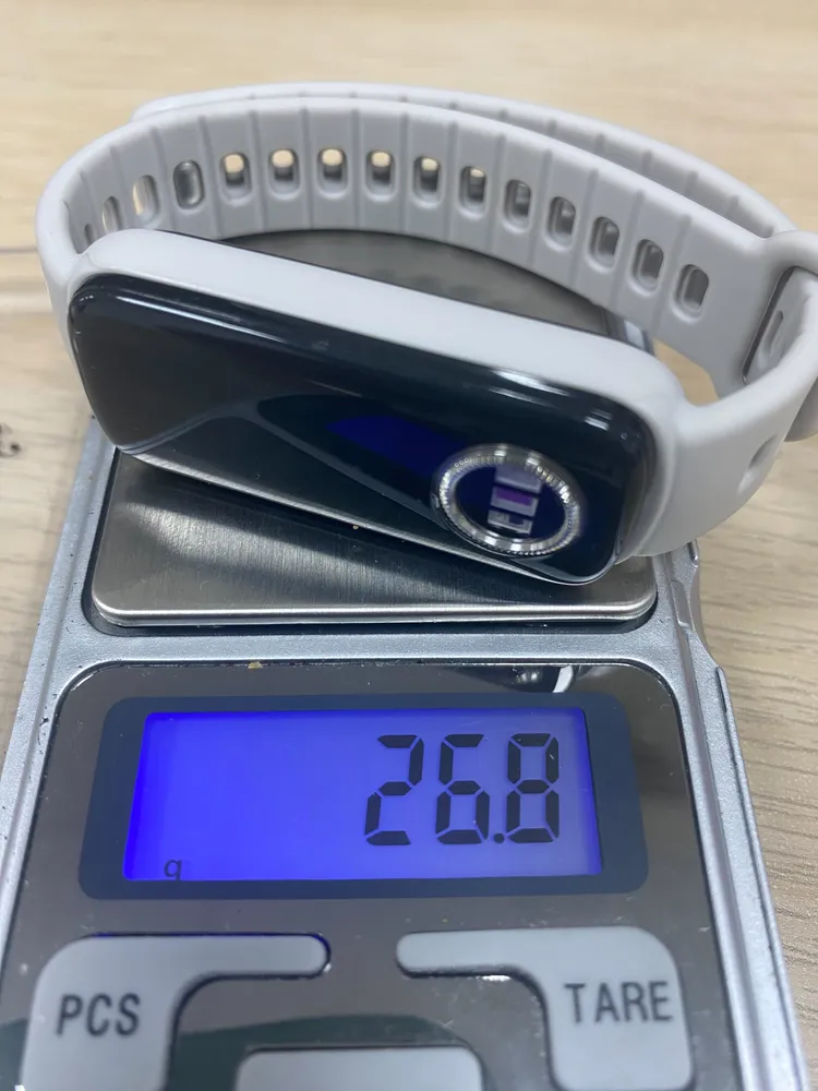 連同錶帶實測重26.8克。王雪玲攝