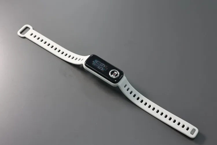 錶帶使用醫療等級矽膠材質打造。翁玉信攝