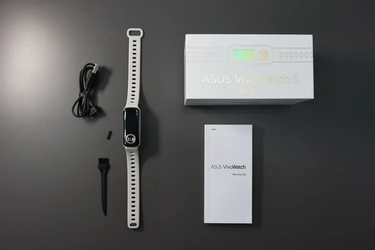 盒內手環與錶帶已裝妥，並附有磁吸式充電線與簡單小刷子與說明書等。翁玉信攝