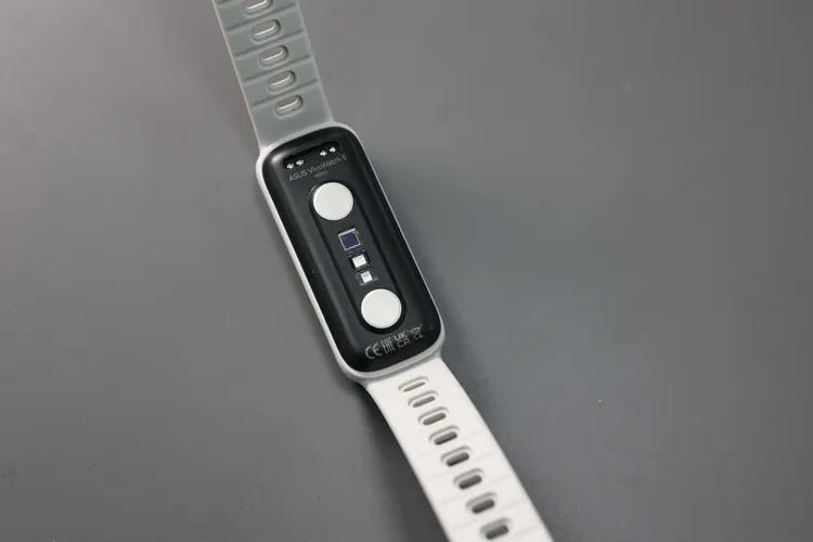 錶背也有微電及PPG光學雙感測器。翁玉信攝