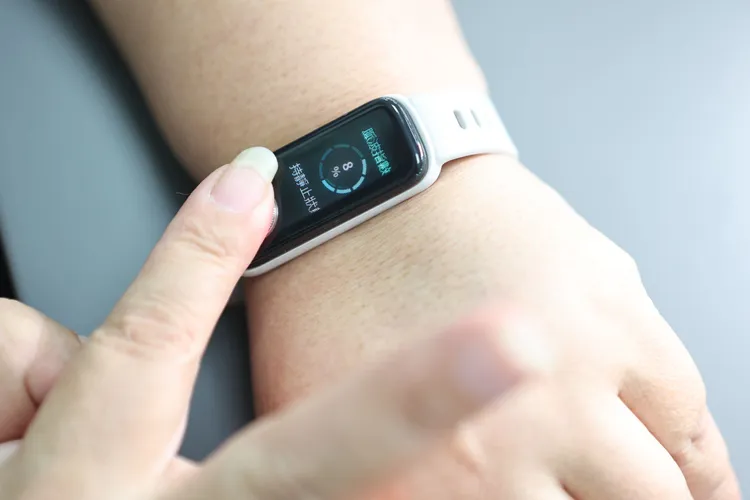 用食指輕觸感測器即可量測。翁玉信攝