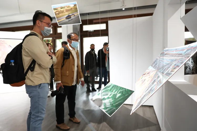 來賓欣賞作品。翻攝畫面