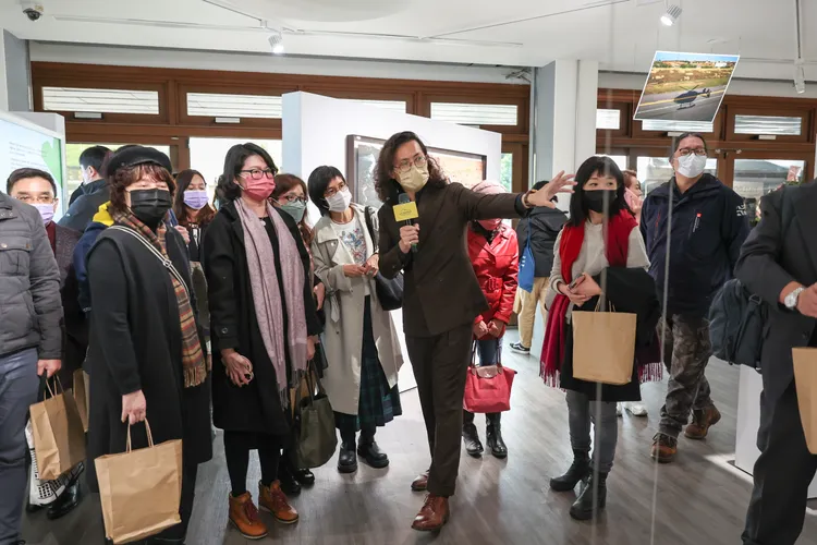 策展人為來賓介紹。翻攝畫面