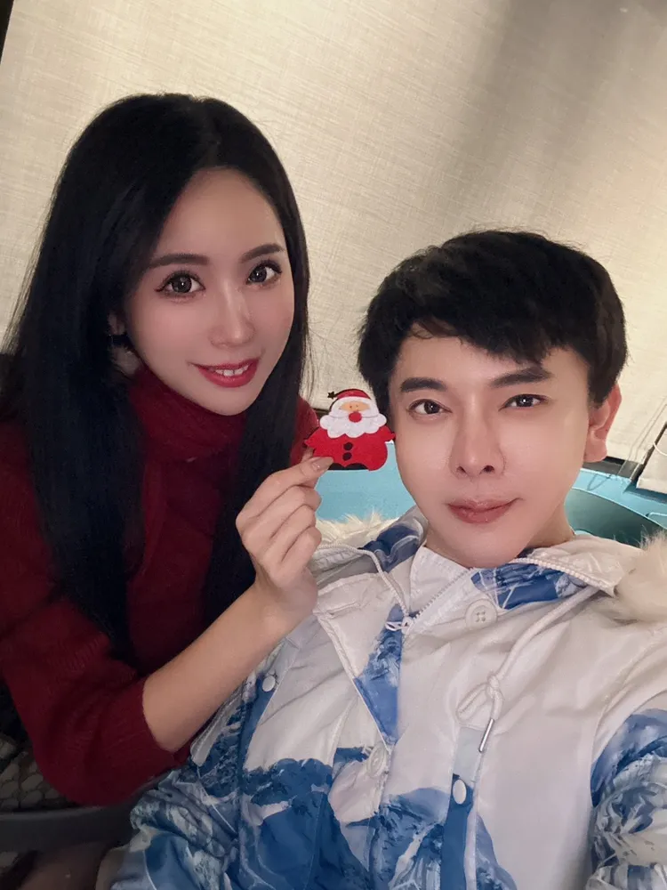 甄馨(左)和經紀人陳孝志。陳孝志提供