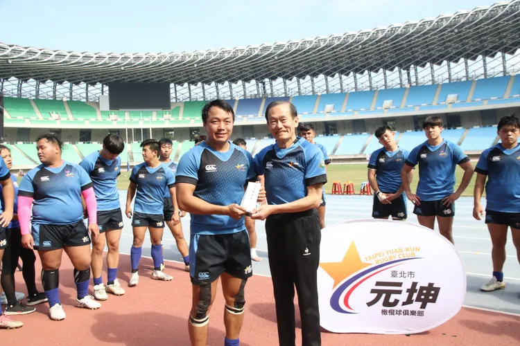 台北元坤領隊杜元坤（右）賽後頒發獲勝獎金１０萬元，隊長謝秉益（左）代表全隊領獎。台北元坤提供
