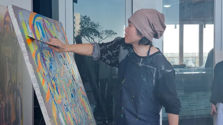 集合作家與藝術家身分的黃俊郎，現場繪畫創作。凃建豐攝