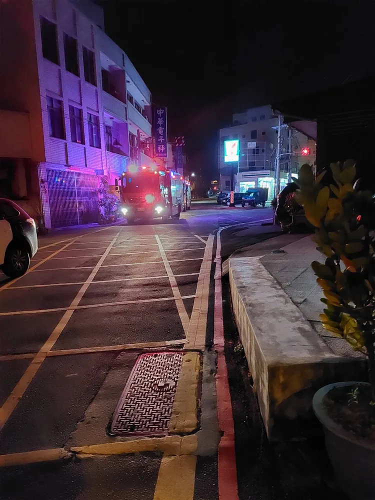 警方和消防隊員到場處理。讀者提供