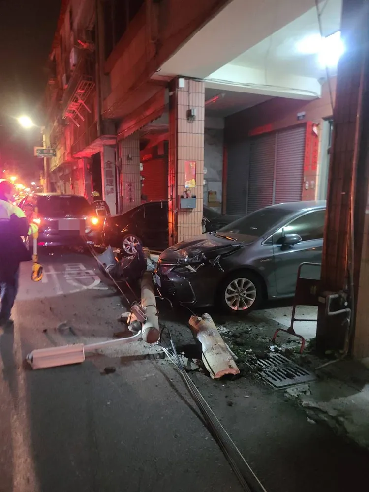 電線桿被撞斷、停民宅前兩輛車也遭殃。警方提供