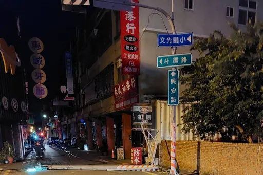 酒駕肇事!兩根電線桿被撞斷 兩輛車遭殃