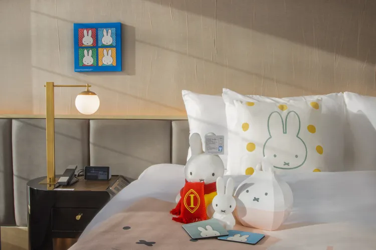 「飛你莫屬」米飛兔公益認養活動，邀請入住或用餐賓客以880元的公益認養方案，可收藏一隻洲際限定款圍巾造型米飛兔。高雄洲際提供