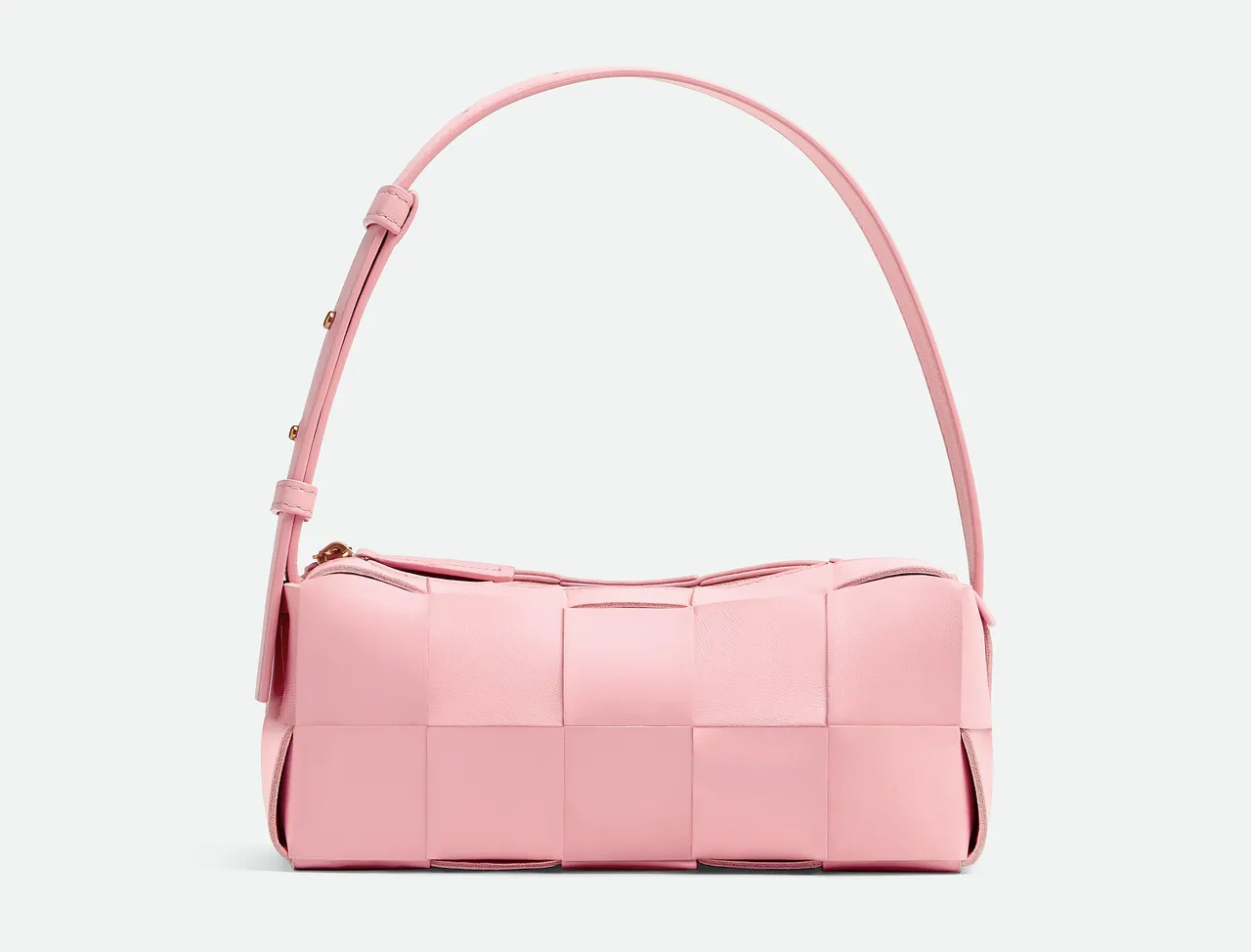 2023農曆年限定系列Brick Cassette絲帶粉肩背包,7萬5400元。品牌提供