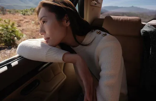 劉雯帶著戀愛好心情　開啟新年「回家旅程」　