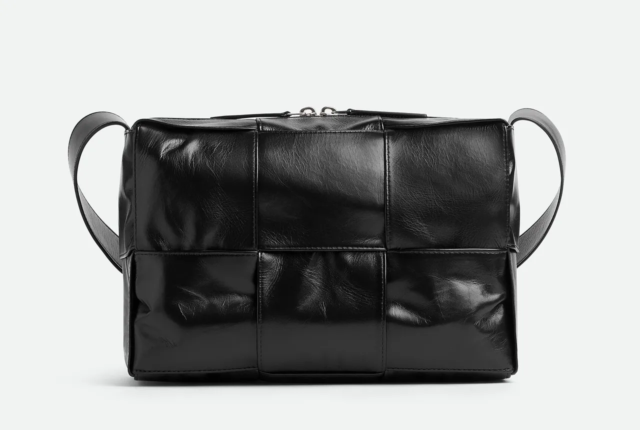 2023農曆年限定系列Arco Cassette紙質牛皮編織皮革肩背包,9萬5400元。品牌提供