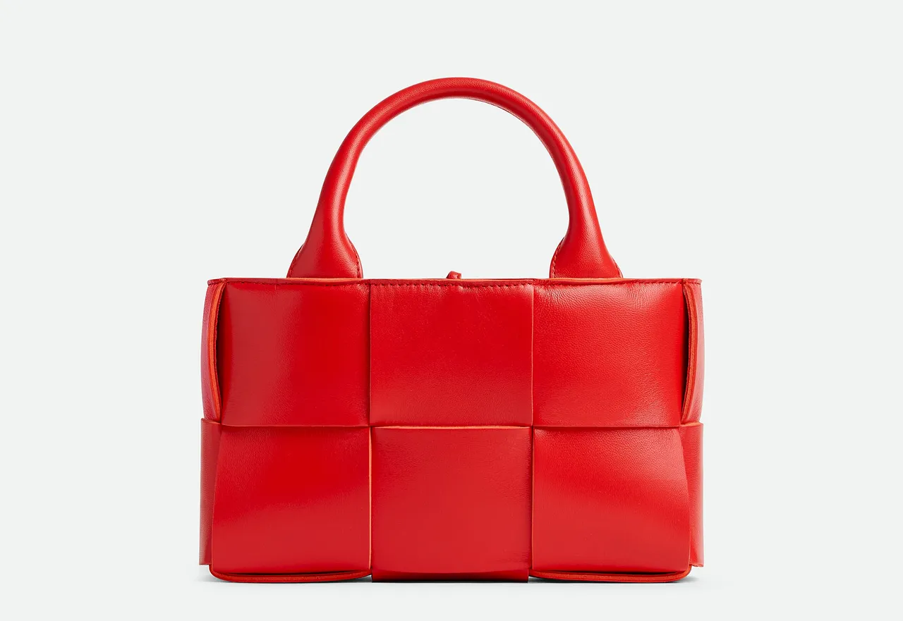 2023農曆年限定系列Candy Arco豔紅色托特包,7萬4900元。品牌提供