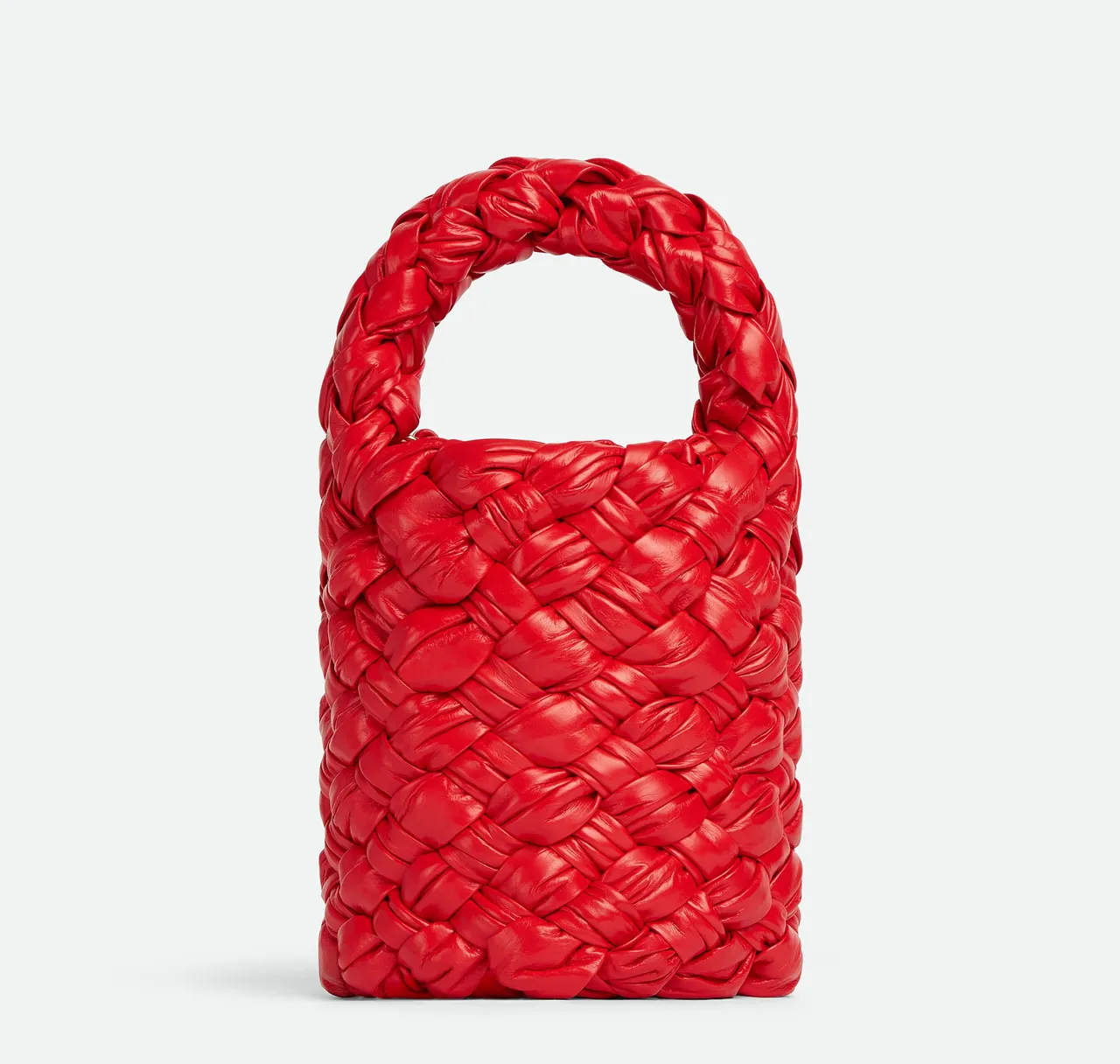 2023農曆年限定系列Kalimero豔紅色水桶包,18萬4400元。品牌提供