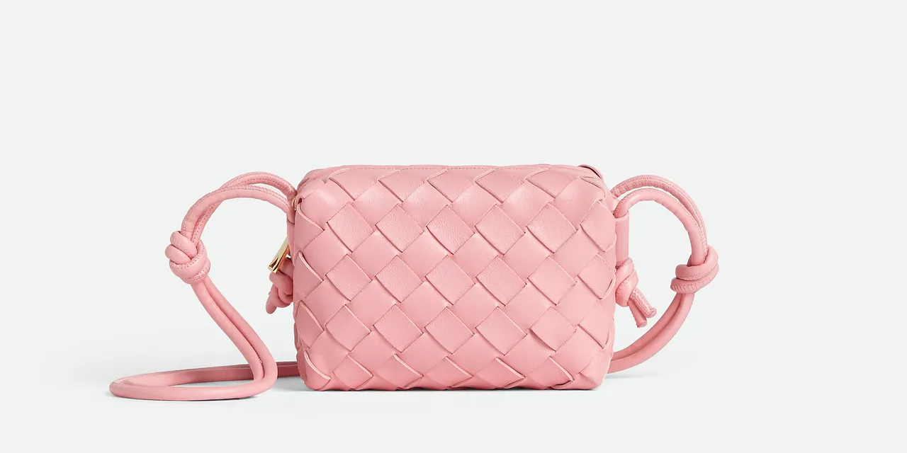 2023農曆年限定系列Candy Loop絲帶粉編織相機包,4萬3500元。品牌提供