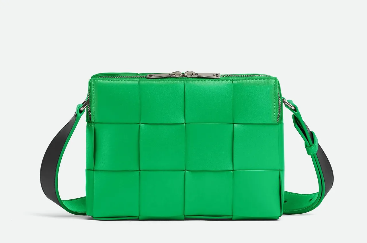 2023農曆年限定系列Cassette鸚鵡綠編織皮革混色肩背包,6萬9900元。品牌提供