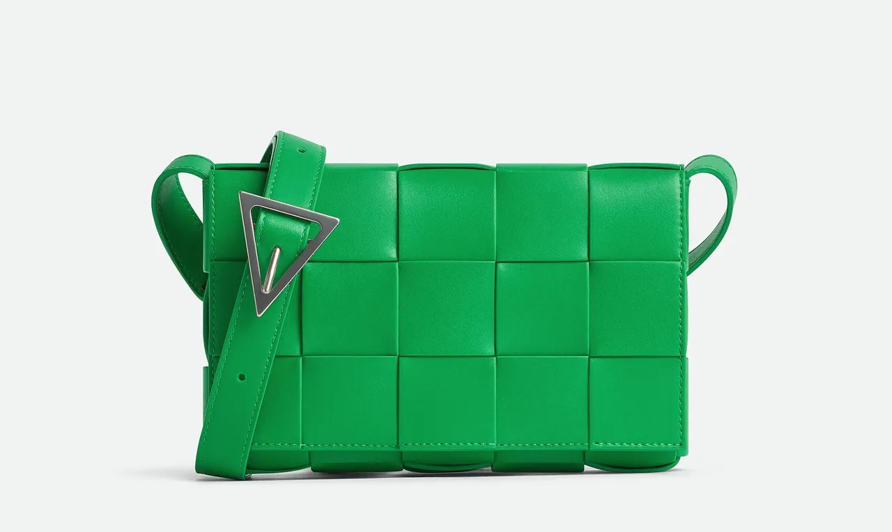 2023農曆年限定系列Cassette鸚鵡綠編織肩背包,9萬5400元。品牌提供