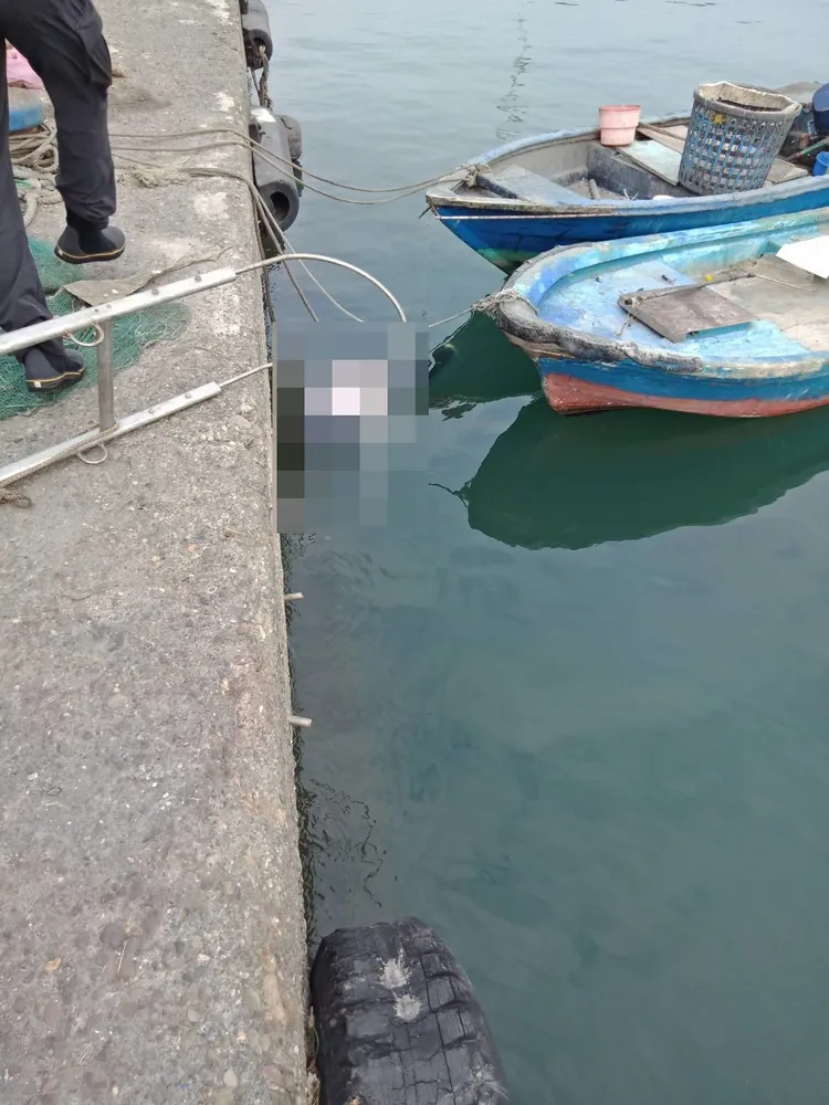 女子背部朝上，漂浮在水中。讀者提供