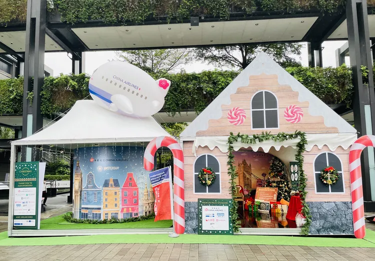 「美好的旅程，從華航開始」，華航獨家設置聖誕主題屋，五大歐洲航線景點一次秀出，帶旅客先行感受出國氛圍。華航提供