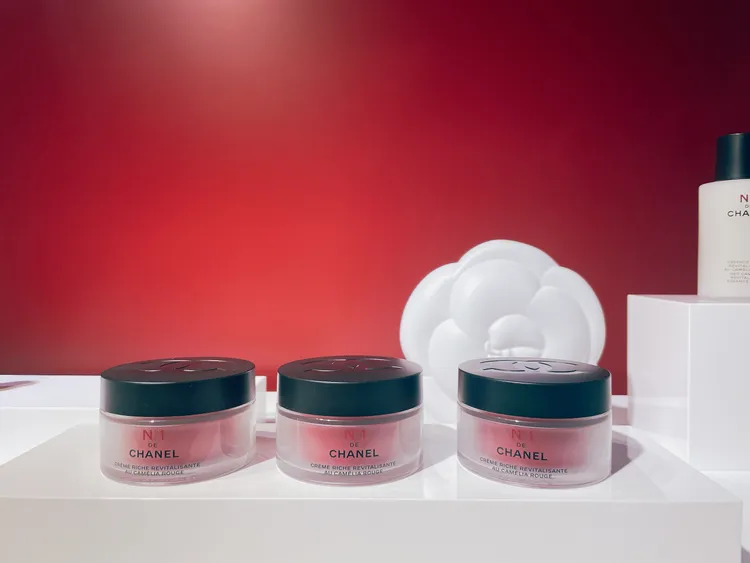 香奈兒1號紅色山茶花豐潤乳霜，50g／4000元、補充瓶50g／3320元。張家玲攝
