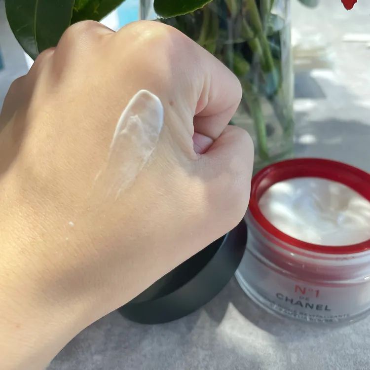 香奈兒1號紅色山茶花質地。張家玲攝