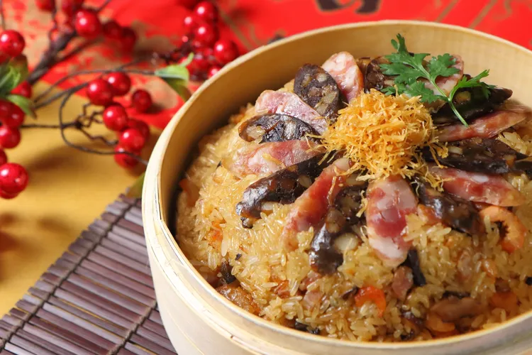 台北老爺酒店「瑤柱金銀臘味飯」多次榮獲媒體評選獎項，以兩次蒸烤工序，讓米飯吸飽燒臘的香氣，再擺上臘腸和肝腸增添風味。業者提供