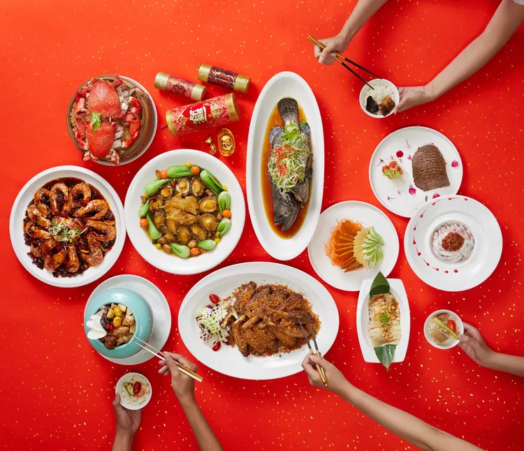 新竹老爺明宮粵菜廳中式年菜饗宴外帶10人份12,800元起，五人份7,800元起，12月底前訂購還享9折優惠。業者提供