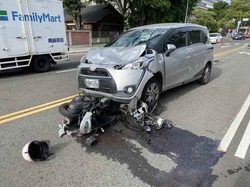休旅車碾碎機車!騎士1重傷1命危 駕駛闖紅燈還辯:氣囊突爆擋視線